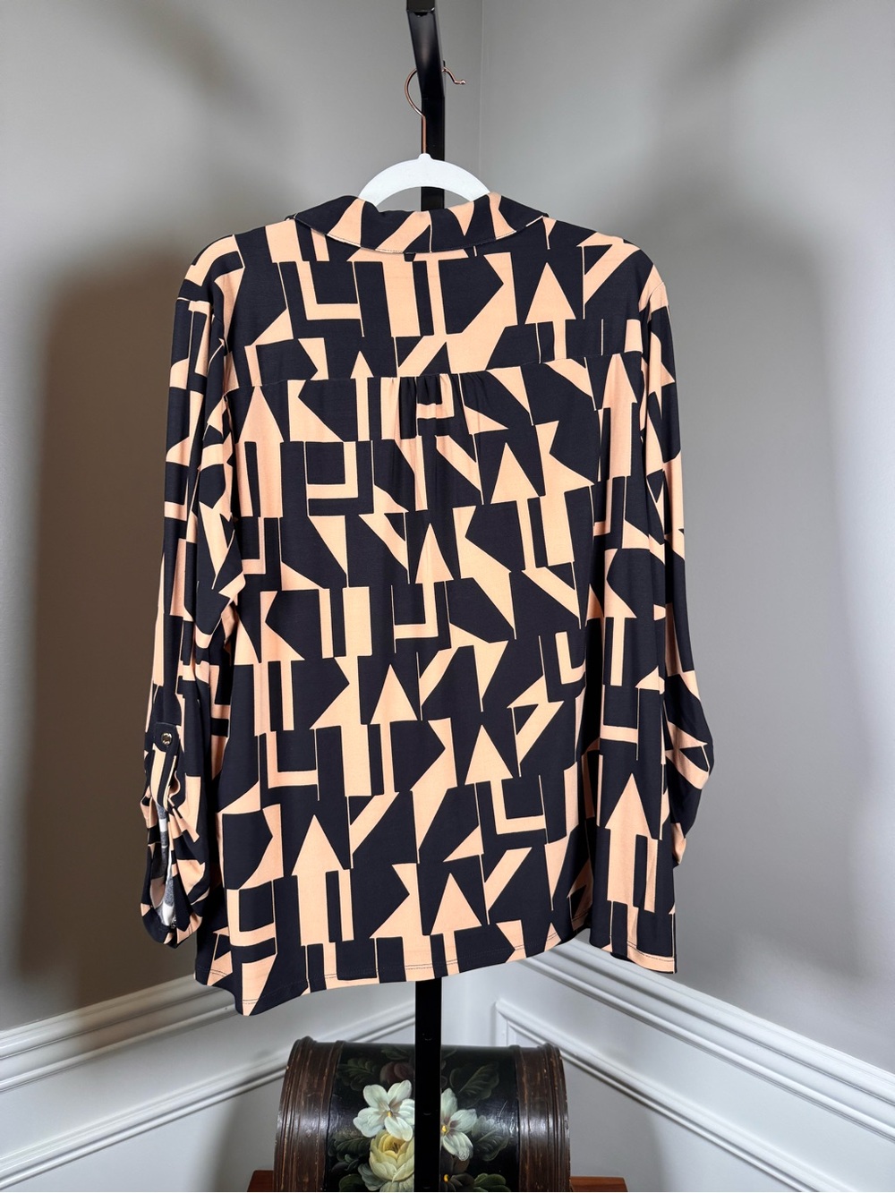 Anne Klein XL Black & Vicuna Geometric Print Roll Tab Blouse NWT - Picture 6 of 7